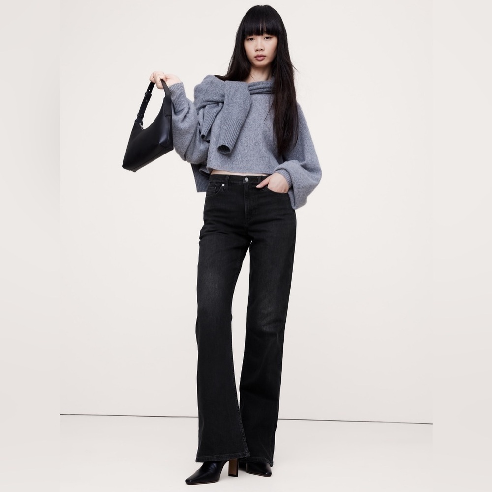 NWT! Banana Republic Black Wash The Relaxed Flare Jean - Size 32 🩷